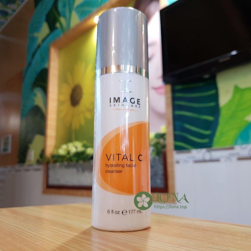 Sữa rửa mặt Vital C Image Skincare giúp làn da luôn sáng khỏe, mịn màng.